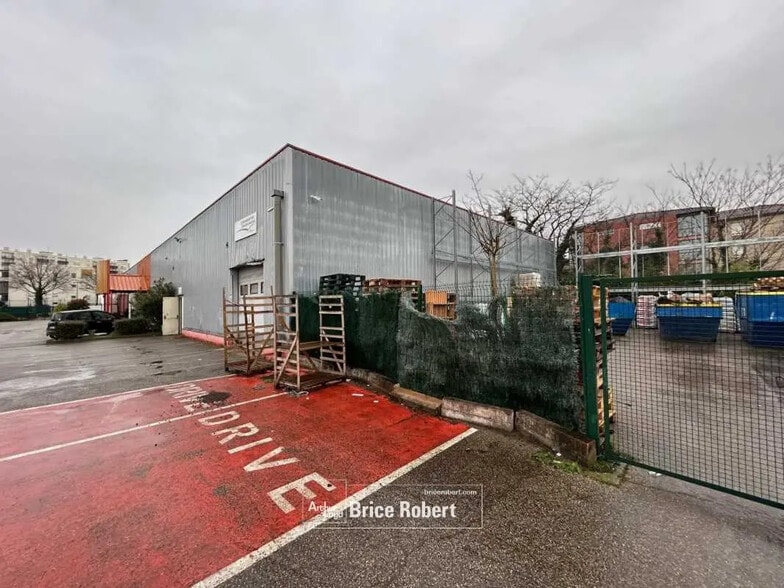 Flex in Saint-Priest for lease - Building Photo - Image 2 of 12