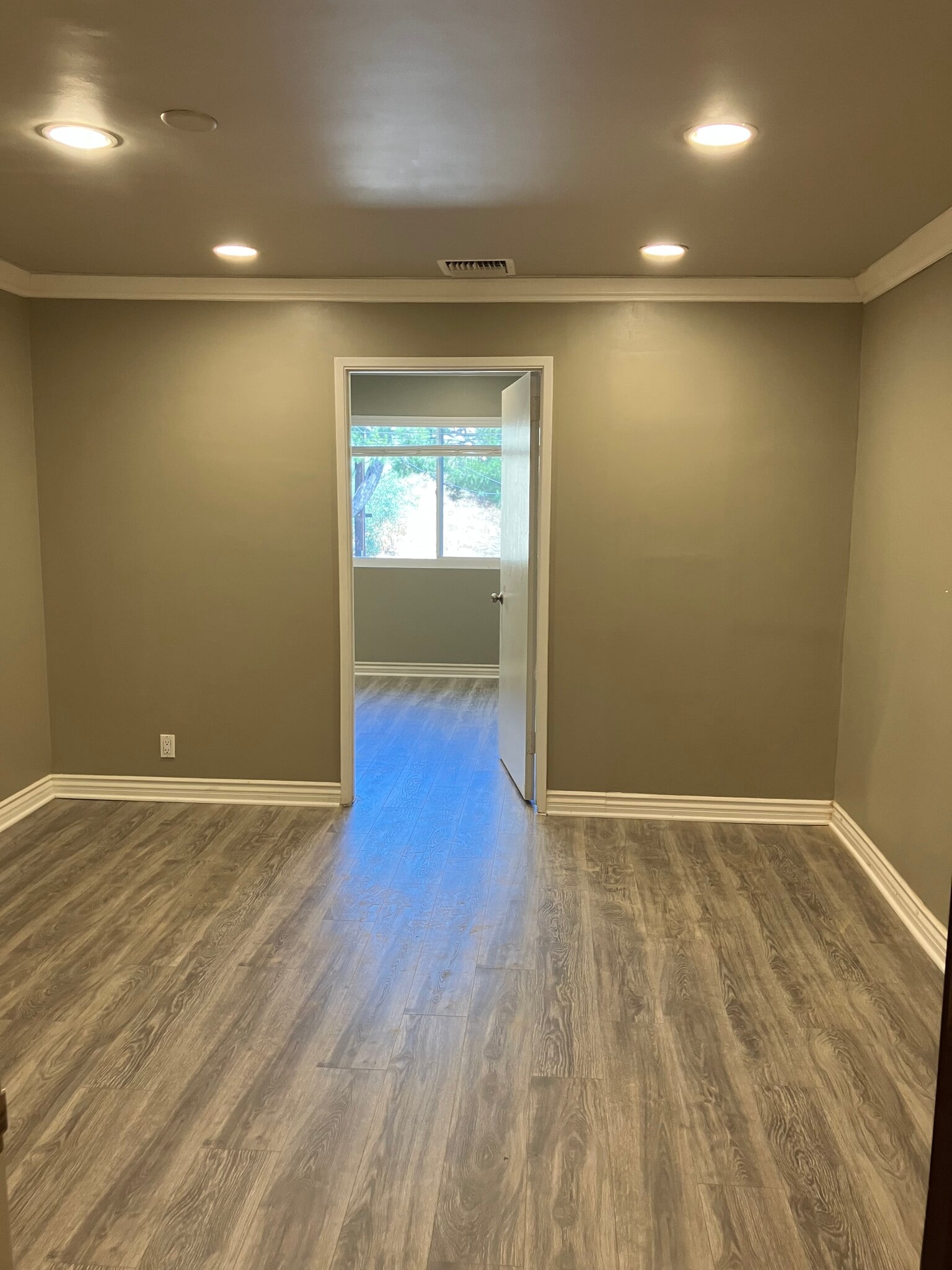 10205 Riverside Dr, Toluca Lake, CA for lease Interior Photo- Image 1 of 4