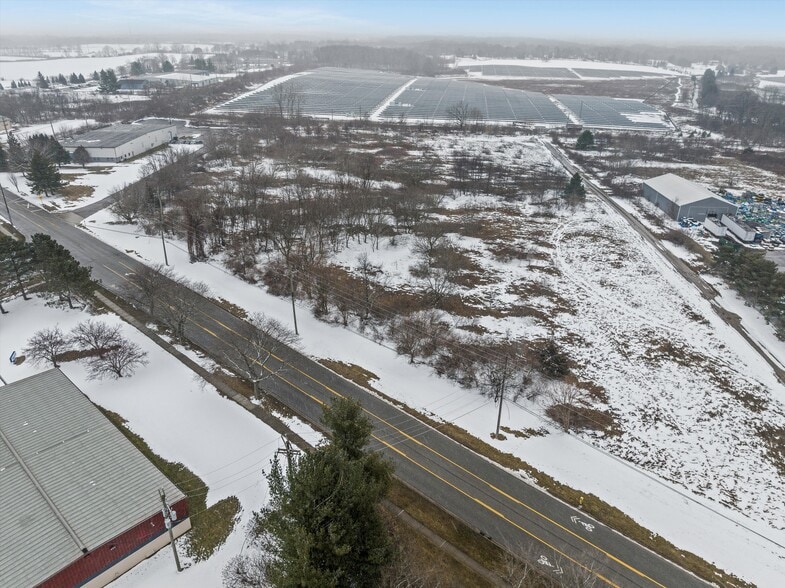 331 Demille Blvd, Lapeer, MI for sale - Building Photo - Image 2 of 9