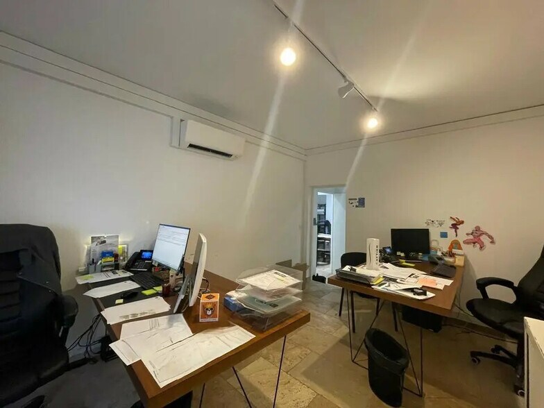 Retail in Antibes for lease - Interior Photo - Image 2 of 6