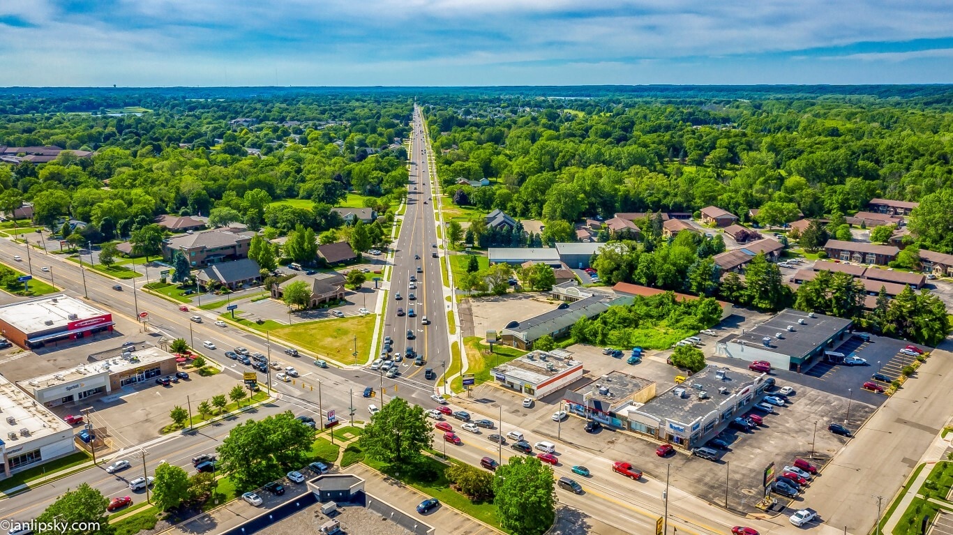 7610 Cottonwood Dr, Jenison, MI 49428