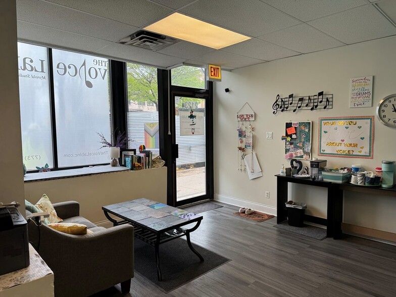 2121-2125 W Irving Park Rd, Chicago, IL for lease - Building Photo - Image 2 of 16