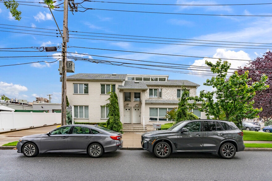 105 Benton Ave, Staten Island, NY for sale - Primary Photo - Image 1 of 1