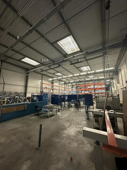 Flex in La Courneuve for lease - Interior Photo - Image 3 of 3