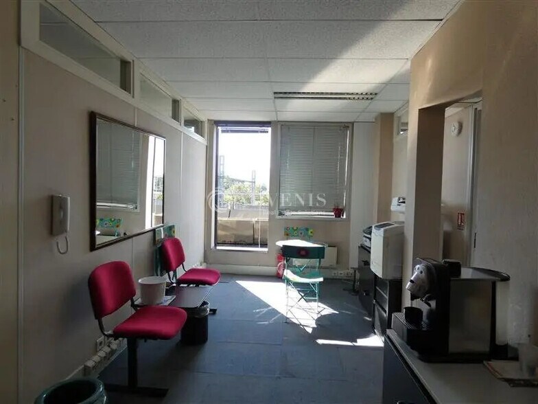 Office in Malakoff for lease - Building Photo - Image 3 of 11