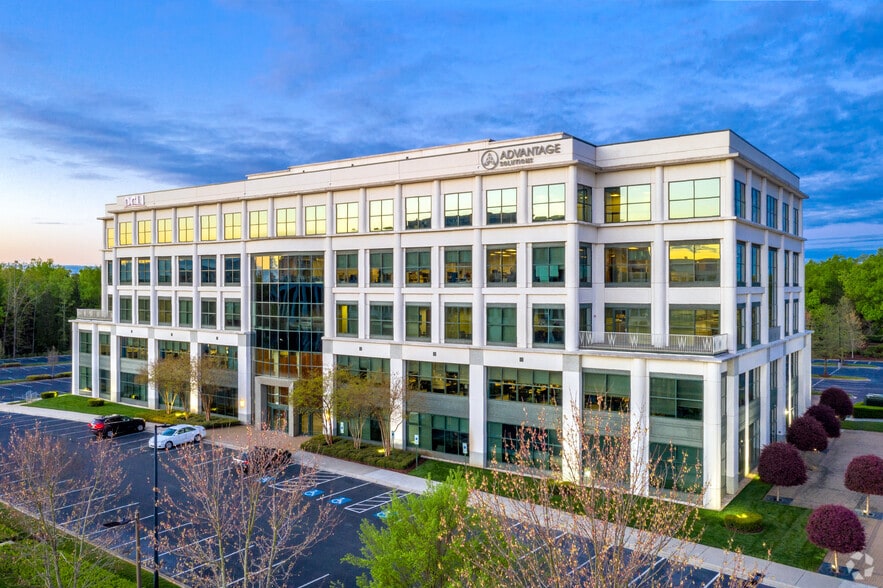 3525 Whitehall Park Dr, Charlotte, NC for lease - Building Photo - Image 3 of 25