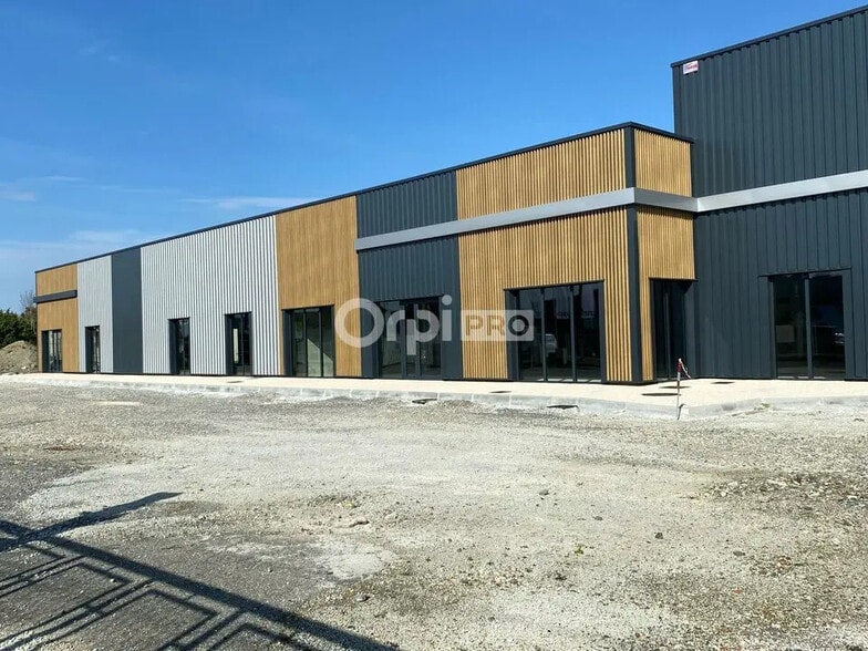 Retail in Lescar for lease - Building Photo - Image 1 of 9