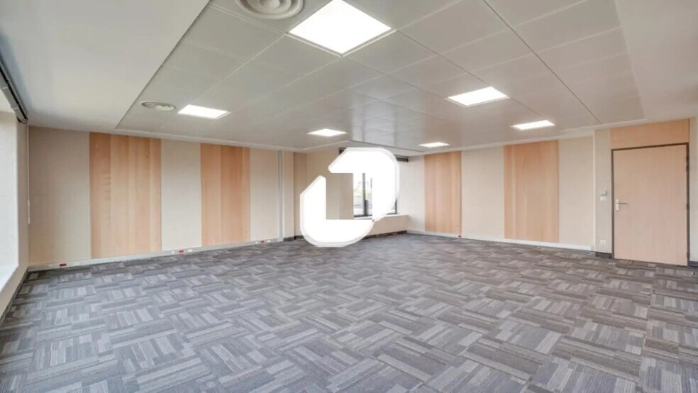 Office in Lieusaint for lease - Building Photo - Image 2 of 14