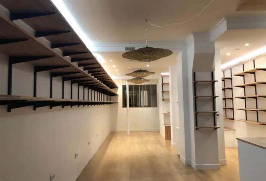 Retail in Paris for lease Interior Photo- Image 1 of 4