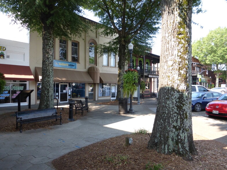 207-208 Adamson Sq, Carrollton, GA for sale - Building Photo - Image 1 of 1