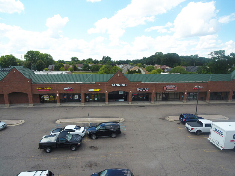 8811-8899 Newburgh Rd, Livonia, MI for lease - Building Photo - Image 2 of 8