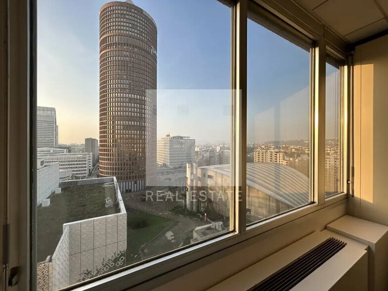 Office in Lyon for lease - Building Photo - Image 1 of 13