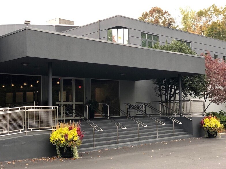 65 Tokeneke Rd, Darien, CT for sale - Primary Photo - Image 1 of 1