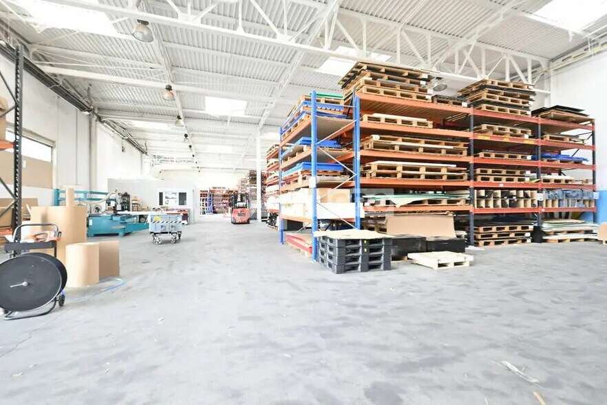 Flex in Saint-Priest for lease - Interior Photo - Image 1 of 16