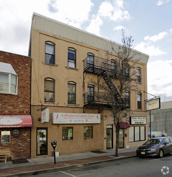 213-215 Harrison Ave, Harrison, NJ for lease - Primary Photo - Image 1 of 3