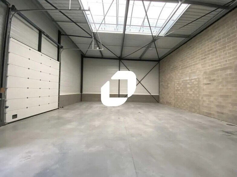 Flex in Champagne-sur-Oise for lease - Interior Photo - Image 2 of 9