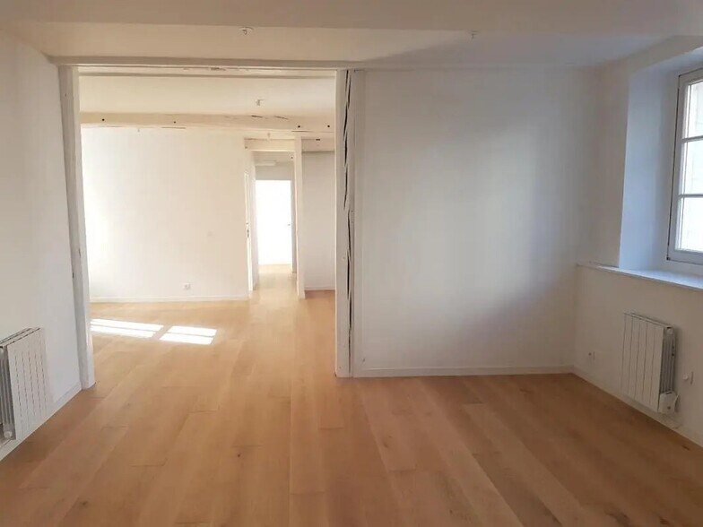 Office in Rouen for lease - Building Photo - Image 3 of 14