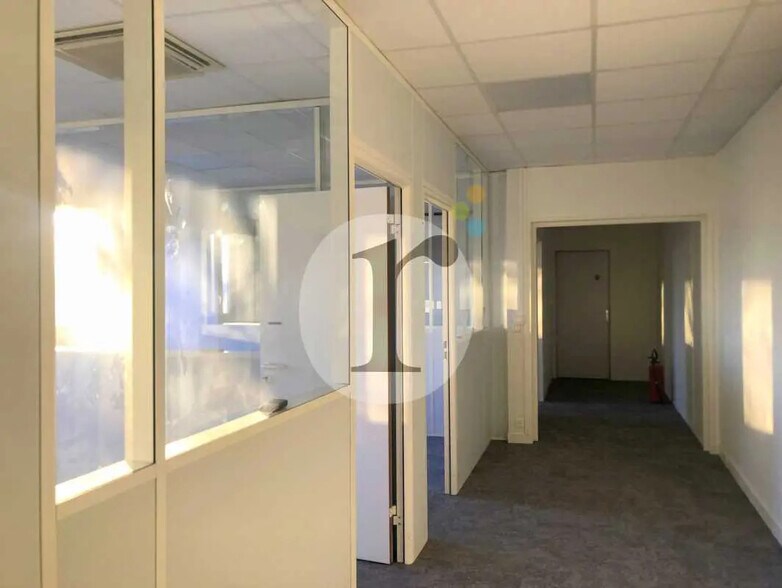 Flex in VILLENEUVE-D'ASCQ for lease - Interior Photo - Image 2 of 4