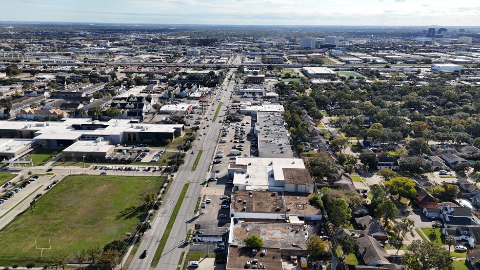 3222 Hillcroft Ave, Houston, TX for lease - Building Photo - Image 3 of 13