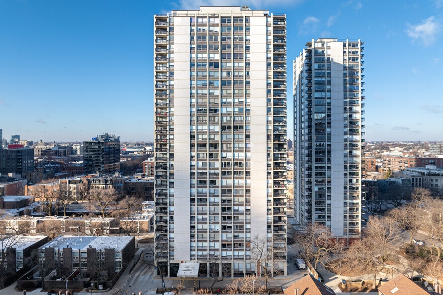 1355 N Sandburg Ter, Chicago, IL for lease - Building Photo - Image 3 of 7