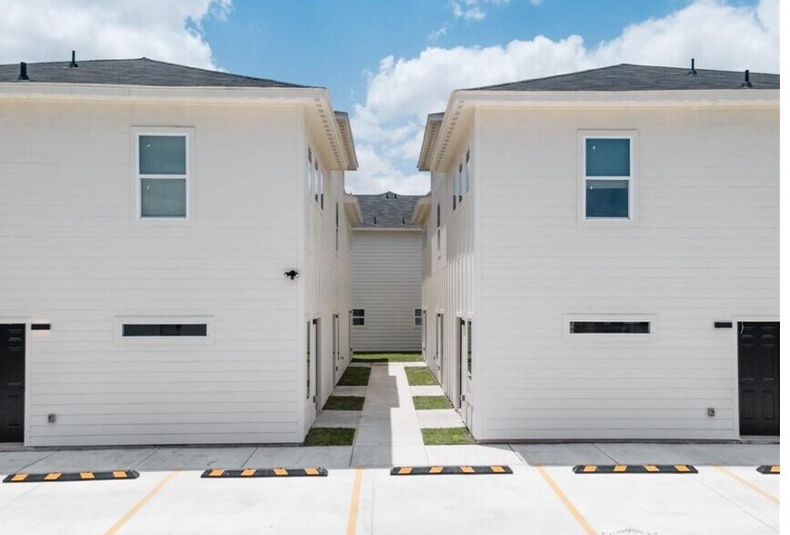 300 Cub Cir, La Feria, TX for sale - Primary Photo - Image 1 of 1