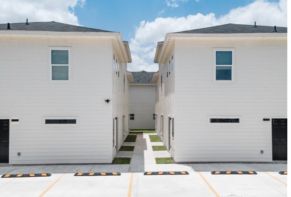 300 Cub Cir, La Feria, TX for sale Primary Photo- Image 1 of 2