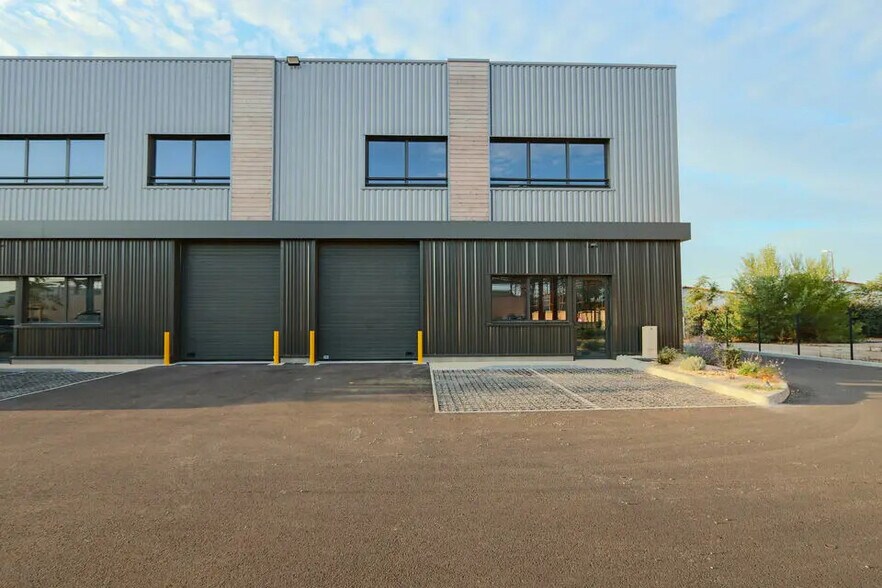 Flex in Avignon for lease - Building Photo - Image 1 of 9