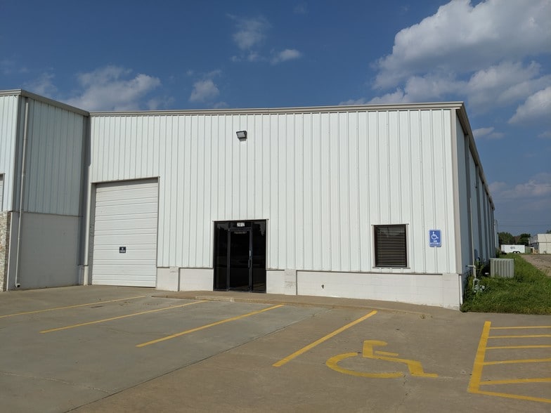 2012 S Edwards St, Wichita, KS for sale - Building Photo - Image 1 of 1