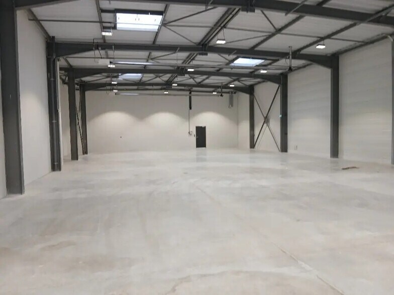 Flex in Besançon for lease - Interior Photo - Image 3 of 6