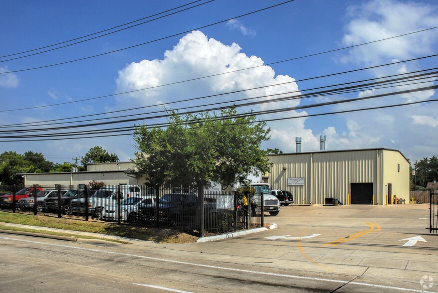 6358 Pinemont Dr, Houston, TX for lease - Building Photo - Image 3 of 11