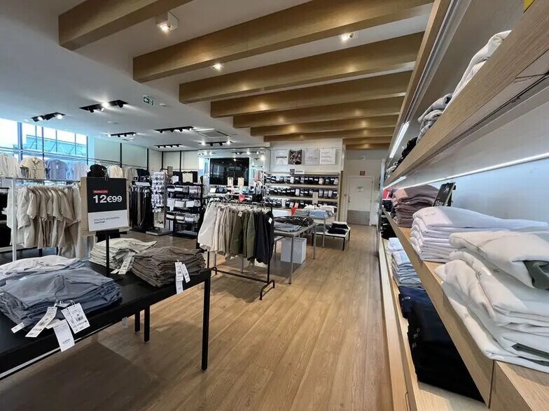 Retail in Saint-Maximin for lease - Interior Photo - Image 3 of 5