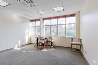 2 Medical Park Dr, West Nyack, NY for lease Interior Photo- Image 2 of 8