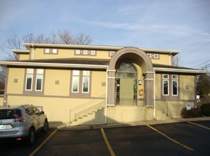 219 W 55th St, Clarendon Hills, IL for lease Building Photo- Image 2 of 5