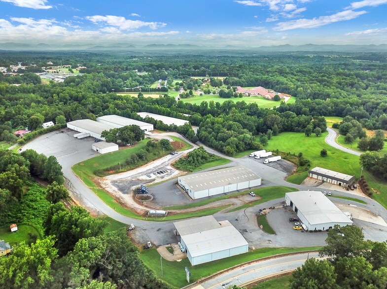 241 Vance St, Forest City, NC for lease - Building Photo - Image 1 of 4