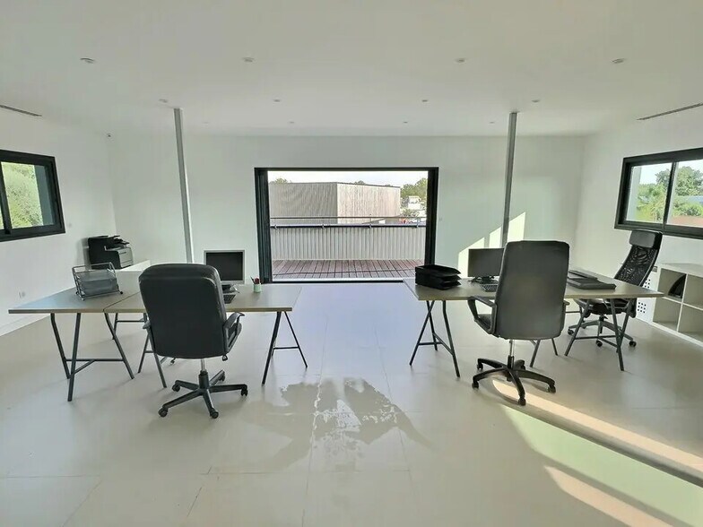 Office in Andernos-les-Bains for lease - Interior Photo - Image 1 of 6