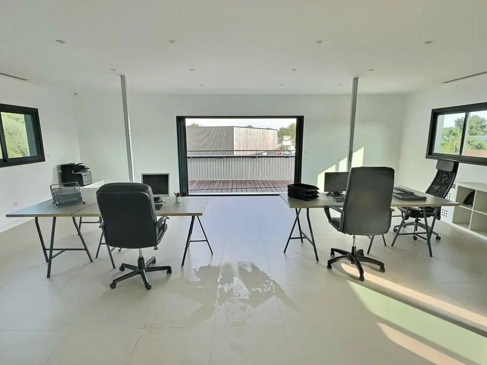 Office in Andernos-les-Bains for lease Interior Photo- Image 1 of 7