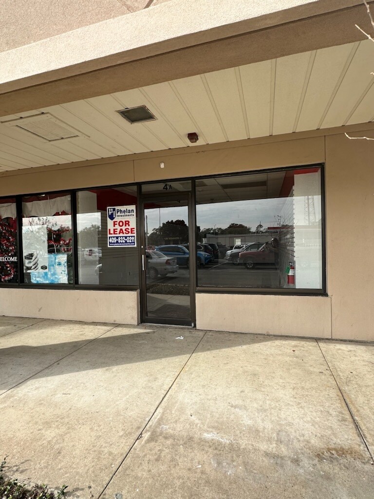 229 Dowlen Rd, Beaumont, TX 77706 The Oaks Shopping Center