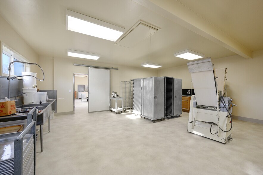 212 NE D St, Willamina, OR for sale - Interior Photo - Image 3 of 34