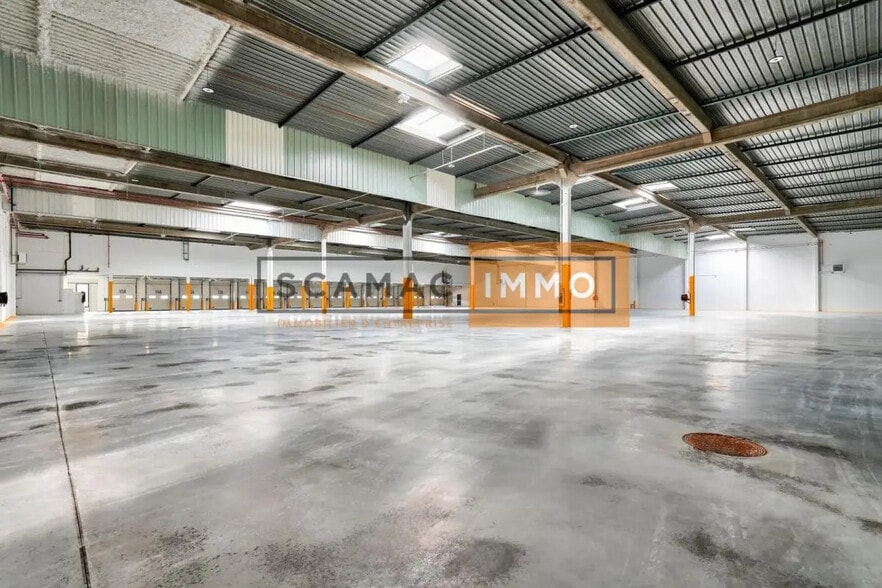 Industrial in Trappes for lease - Building Photo - Image 2 of 8