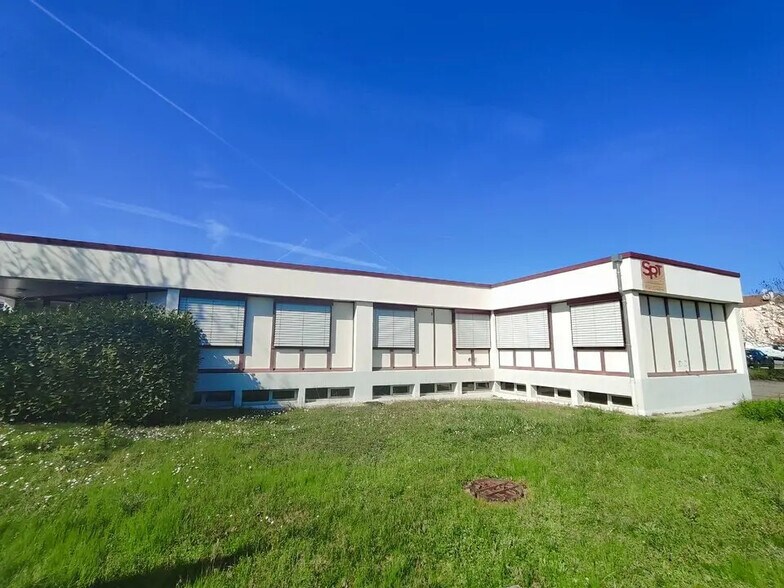 Office in Saint-Quentin-Fallavier for sale - Building Photo - Image 3 of 12