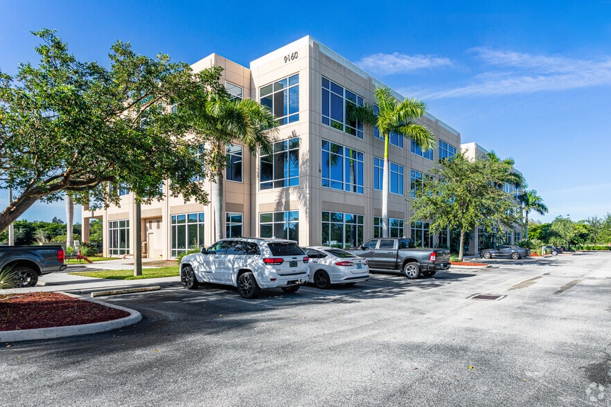 9160 Forum Corporate Pky, Fort Myers, FL for lease - Building Photo - Image 2 of 6