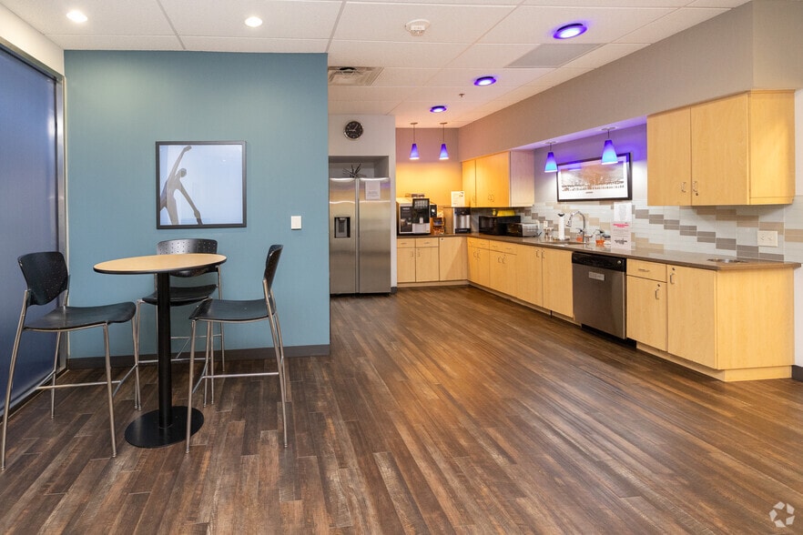 841 Prudential Dr, Jacksonville, FL for lease - Building Photo - Image 2 of 35