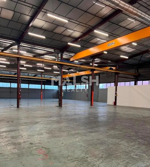 Office in Vaulx-en-Velin for lease - Building Photo - Image 3 of 8