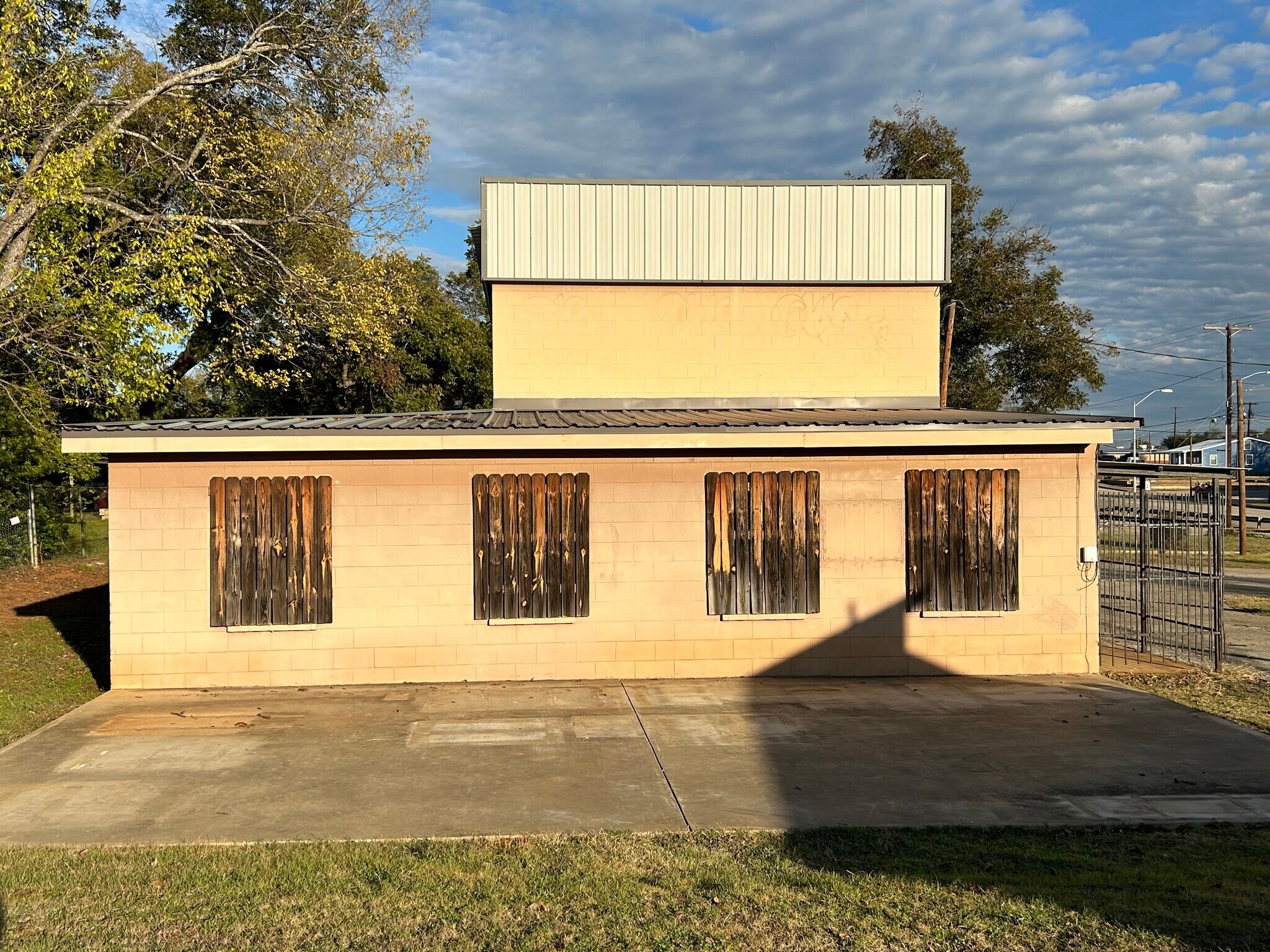 917 W Debard St, Palestine, TX 75801 Building and Lot