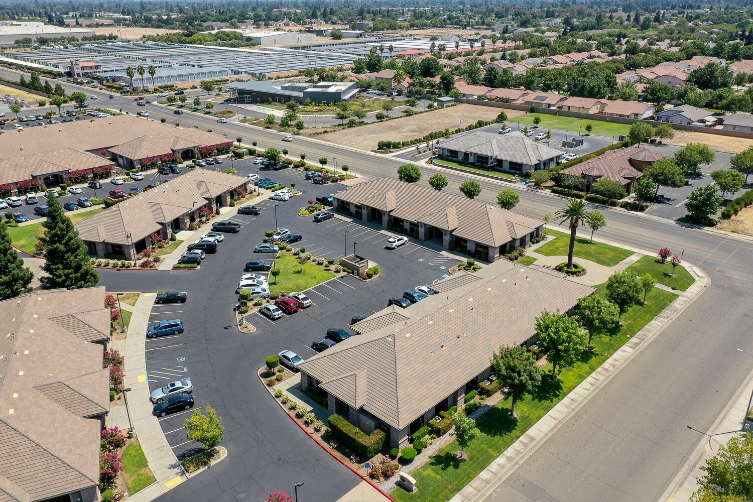 950 Tharp Rd, Yuba City, CA for lease Building Photo- Image 1 of 8