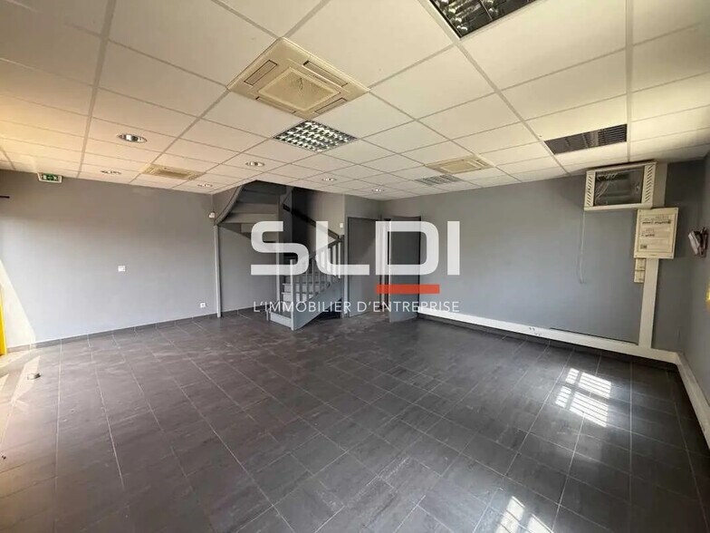 Office in La Verpillière for lease - Building Photo - Image 2 of 11