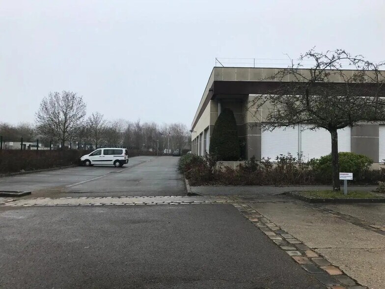 Flex in Trappes for lease - Building Photo - Image 2 of 6