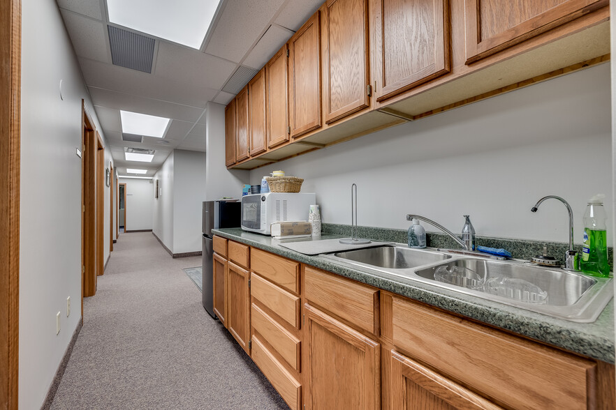 4205 Lancaster Ln N, Plymouth, MN for lease - Interior Photo - Image 3 of 20