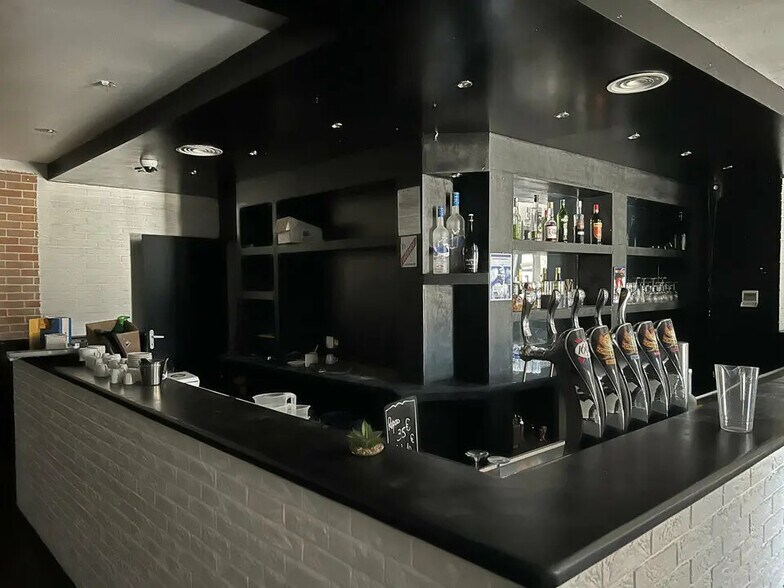 Retail in Aix-en-Provence for lease - Building Photo - Image 3 of 6