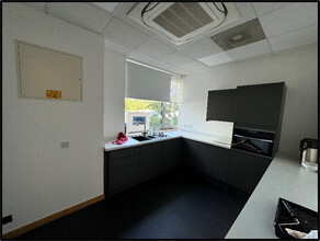 1 Finch Way, Bellshill for lease Interior Photo- Image 2 of 2